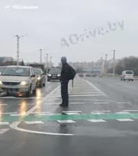 Является ли участок пешеходного перехода, на котором остановился пешеход, островком безопасности?