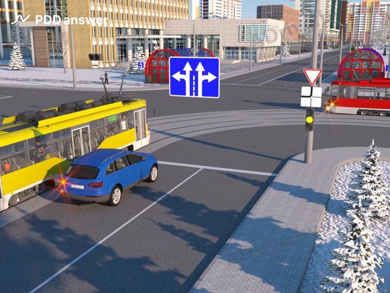 На светофоре включён жёлтый мигающий сигнал. В сложившейся обстановке водитель легкового автомобиля при повороте налево: