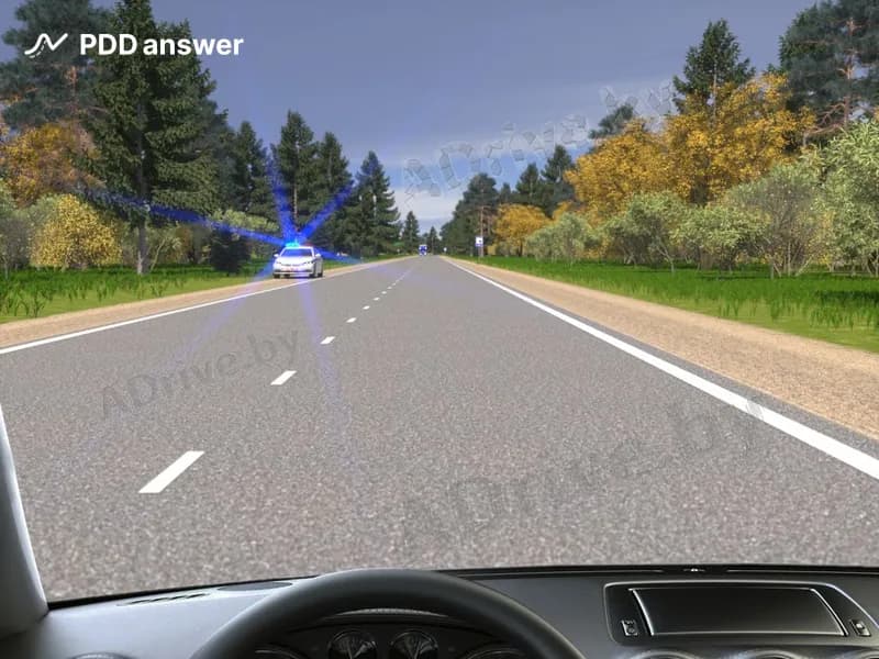 Как Вы должны поступить при приближении к остановившемуся на противоположной стороне дороги транспортному средству оперативного назначения с включённым маячком синего цвета?