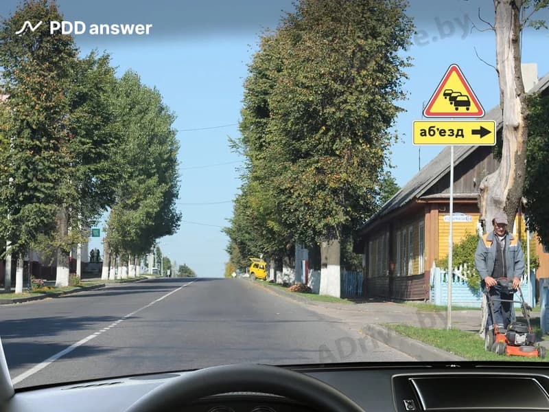 О чём информирует установленный справа предупреждающий дорожный знак?