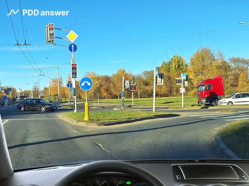 Разрешено ли Вам, управляя легковым автомобилем, повернуть направо в показанной ситуации?