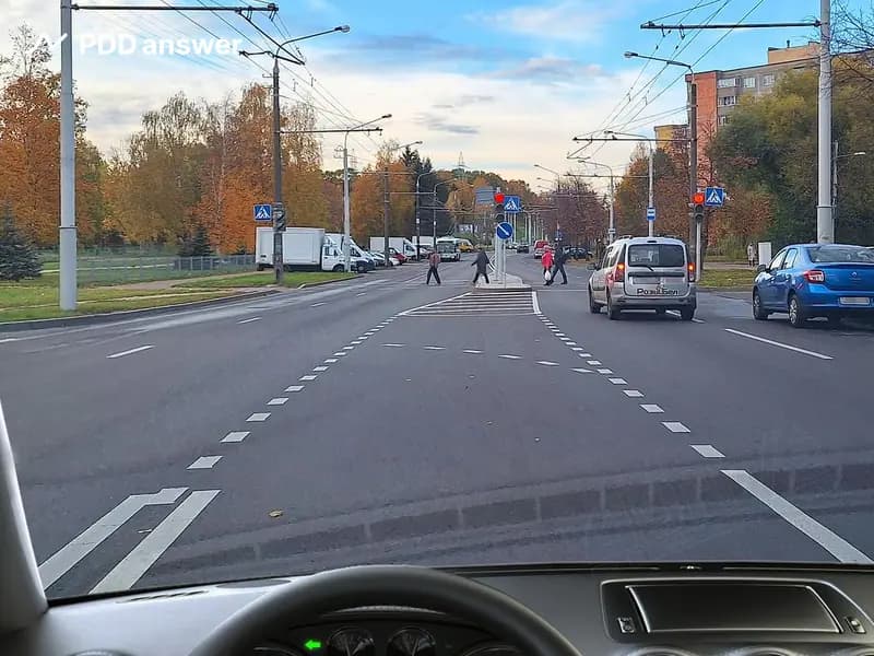 Разрешено ли Вам, управляя легковым автомобилем, повернуть налево в показанной ситуации?