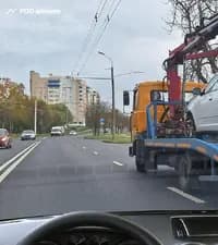 Разрешено ли Вам после опережения грузового автомобиля в населённом пункте продолжить движение по крайней левой полосе движения при свободной правой?