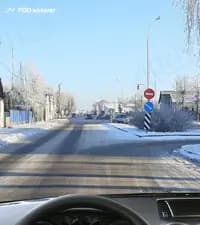 В каких направлениях Вам разрешено продолжить движение в показанной ситуации?