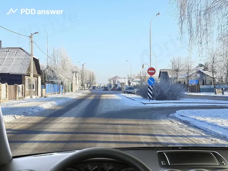 В каких направлениях Вам разрешено продолжить движение в показанной ситуации?