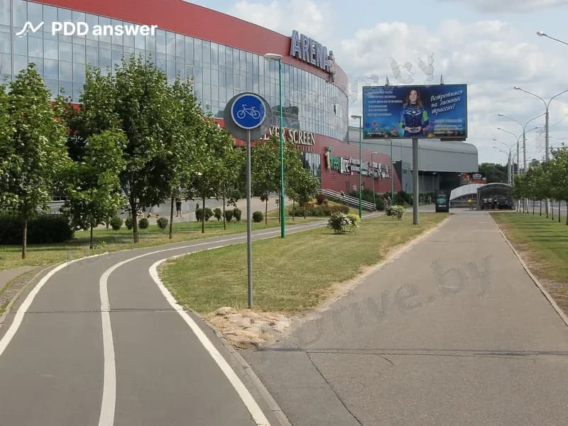 Показанная велосипедная дорожка предназначена для движения: