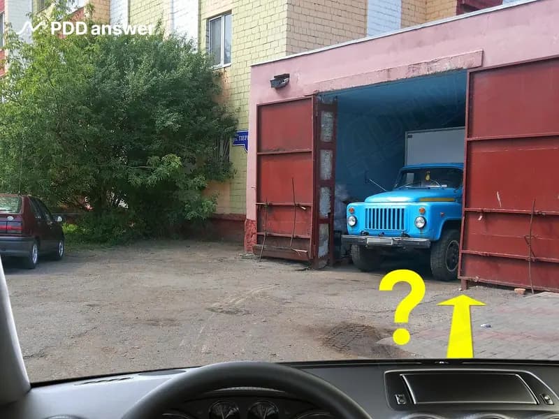 На каком минимальном расстоянии от служебных дверей магазинов, через которые проводятся погрузочно-разгрузочные работы, разрешается поставить автомобиль на стоянку?