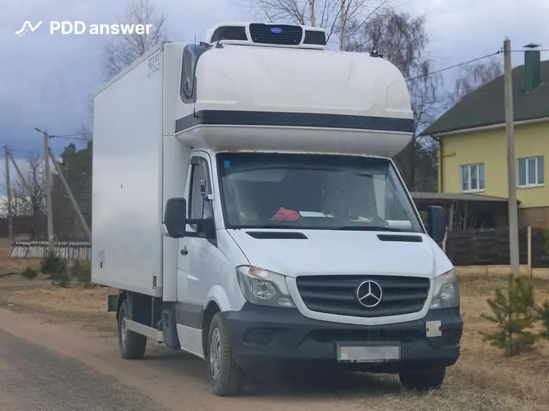Участие в дорожном движении грузового автомобиля с технически допустимой общей массой, не превышающей 3,5 тонны, допускается при обязательном наличии: