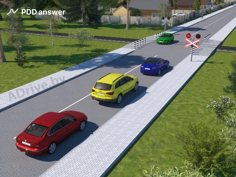 Как должен поступить водитель синего автомобиля в показанной ситуации (железнодорожное транспортное средство в пределах видимости отсутствует, сзади скопились транспортные средства)?