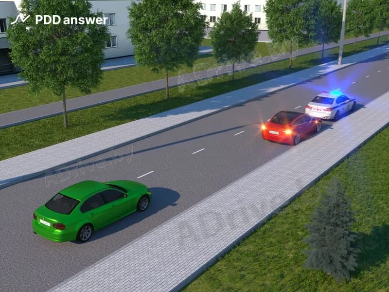 Что должен сделать водитель зелёного автомобиля при приближении к стоящему транспортному средству оперативного назначения в ситуации, показанной на рисунке?