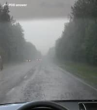 В чём состоит опасность движения в дождь?