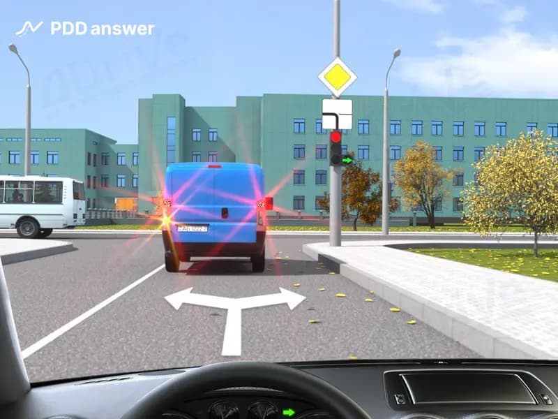 В показанной ситуации Вы намерены повернуть направо. Обязан ли водитель стоящего впереди автомобиля продолжить движение в направлении стрелки в дополнительной секции светофора, если его остановка создала для Вас препятствие?