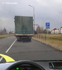 Разрешено ли Вам выполнить опережение грузового автомобиля на обозначенном перекрёстке в показанной ситуации?