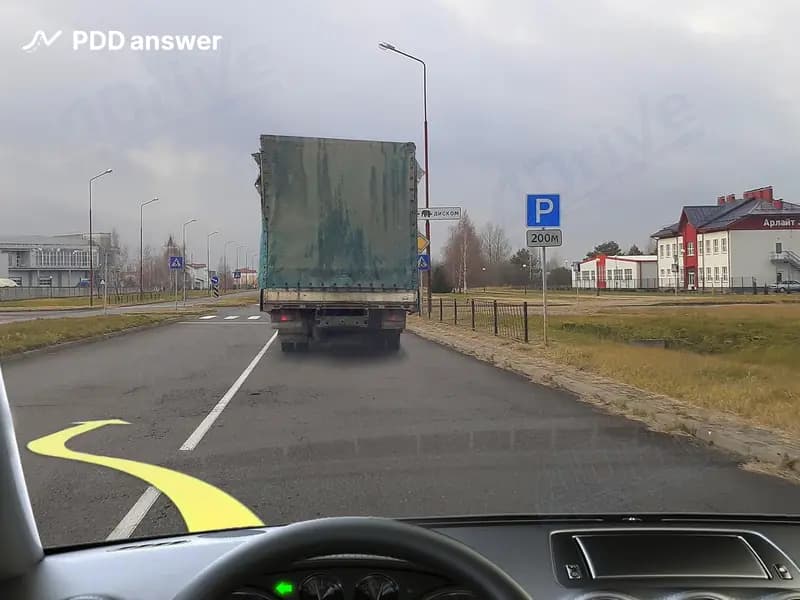 Разрешено ли Вам выполнить опережение грузового автомобиля на обозначенном перекрёстке в показанной ситуации?