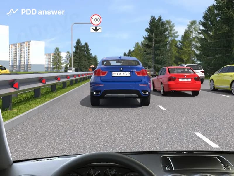 Как в показанной ситуации поступить, чтобы лучше и наиболее полно воспринимать дорожную обстановку, иметь возможность заблаговременно реагировать на её изменение?