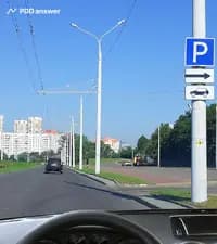 Каким транспортным средствам из перечисленных разрешена стоянка на площадке, обозначенной показанными дорожными знаками?