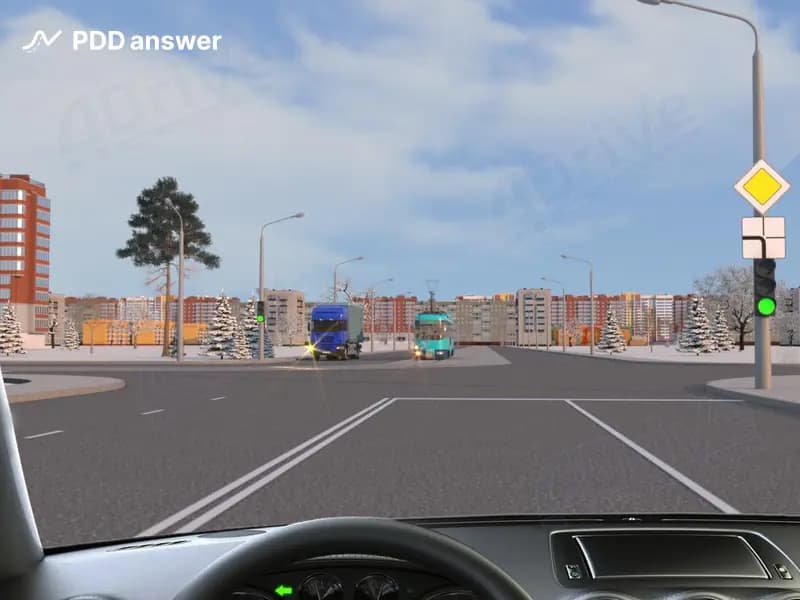 Как Вам следует поступить в показанной ситуации, если Вы намерены повернуть налево (движение трамваев регулируется общими транспортными светофорами)?