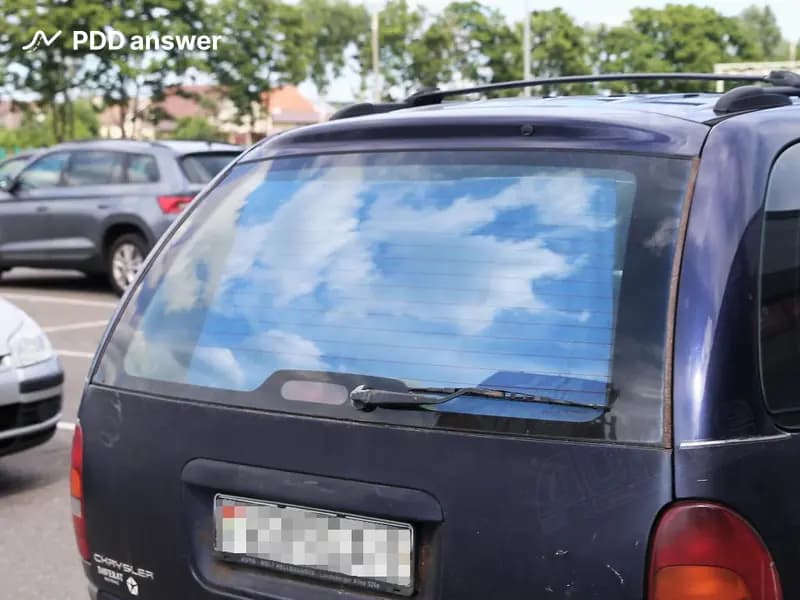 Допускается ли устанавливать шторки или жалюзи на заднем стекле легкового автомобиля?