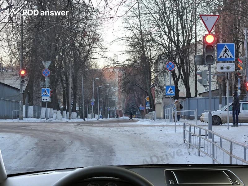 В ожидании разрешающего сигнала светофора, управляя автомобилем с механической коробкой передач, необходимо: