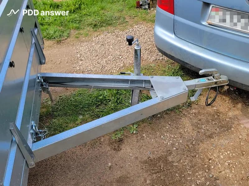 Как должен поступить водитель, если во время движения с прицепом он обнаружил неисправность сцепного устройства, а устранить эту неисправность на месте невозможно?