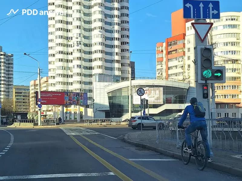 Разрешено ли велосипедисту продолжить движение прямо в показанной ситуации?