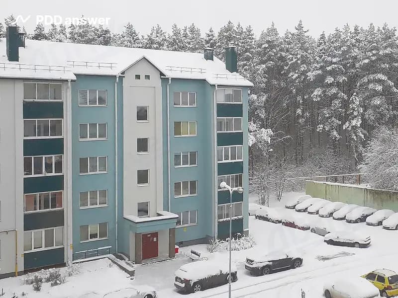 Дворовая территория, изображённая на фотографии: