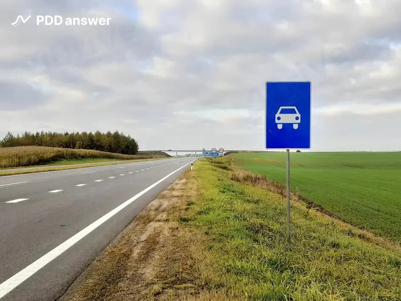 Каким из перечисленных транспортных средств запрещено движение по дороге, обозначенной показанным дорожным знаком?