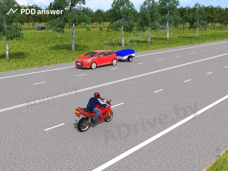 Кто из водителей нарушает Правила дорожного движения, двигаясь по дороге, на которую не действуют требования, установленные для движения по автомагистрали, вне населённого пункта со скоростью 80 км/ч?