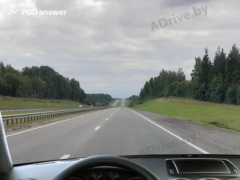 Как водитель воспринимает скорость своего автомобиля при продолжительном движении по прямолинейному участку дороги на высокой скорости?