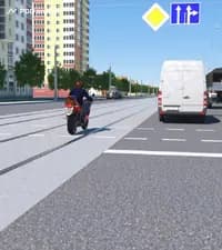 Разрешено ли мотоциклисту опередить белый автомобиль в показанной ситуации, если все попутные полосы заняты?
