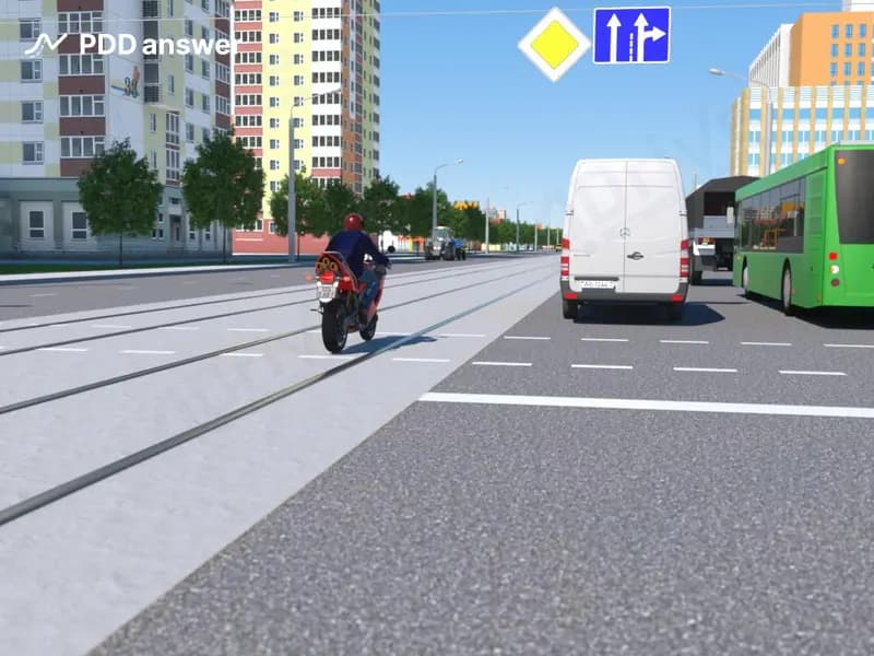 Разрешено ли мотоциклисту опередить белый автомобиль в показанной ситуации, если все попутные полосы заняты?