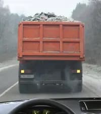 В показанной ситуации грузовой автомобиль из-за технической неисправности движется со скоростью менее 30 км/ч. Как Вам следует поступить, если Вы намерены двигаться быстрее этого автомобиля?