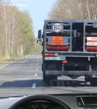 Разрешается ли водителю легкового автомобиля подать звуковой сигнал для предупреждения водителя грузового автомобиля о намерении произвести обгон вне населённого пункта?