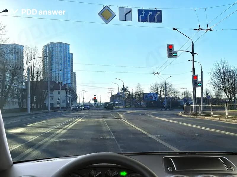 Разрешено ли Вам повернуть направо в показанной ситуации из занимаемой полосы движения?