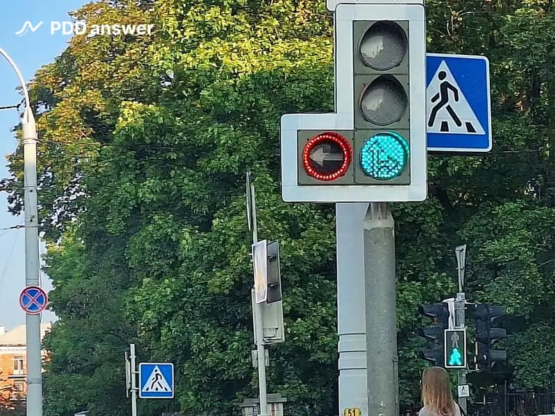 О чём Вас как водителя информируют стрелки на основном зелёном сигнале светофора?