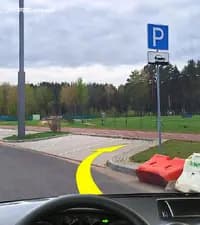 За показанными дорожными знаками на специальной площадке Вам при управлении легковым автомобилем: