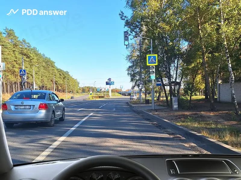 Как следует поступить, если легковой автомобиль в левой полосе движения резко снизил скорость перед пешеходным переходом, несмотря на то, что с данного направления транспортным средствам горит разрешающий сигнал светофора?