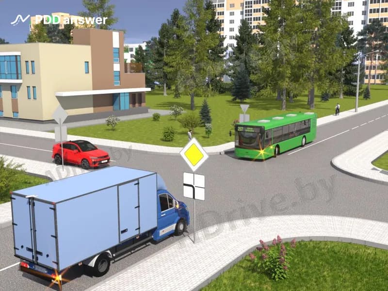 При повороте направо в показанной ситуации водитель грузового автомобиля: