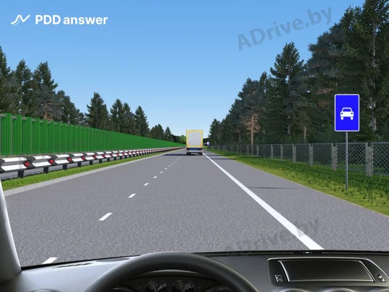 Как при управлении легковым автомобилем в показанной ситуации Вам необходимо осуществлять движение, находясь в крайней правой полосе?