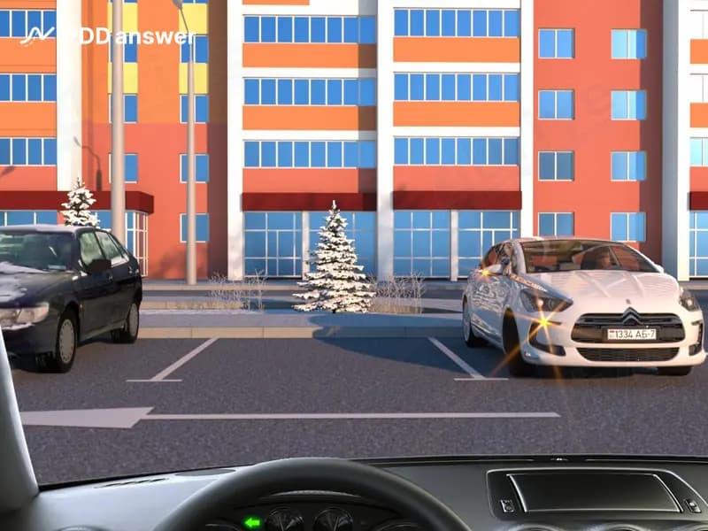 Вы начинаете движение одновременно с белым автомобилем напротив, выезжая налево с места стоянки. Обязаны ли Вы уступить дорогу в показанной ситуации?