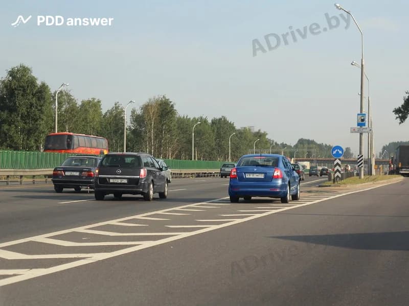 Разрешается ли в показанной ситуации водителю синего легкового автомобиля использовать направляющий островок для остановки?