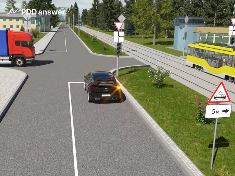 При повороте направо в показанной ситуации водитель легкового автомобиля: