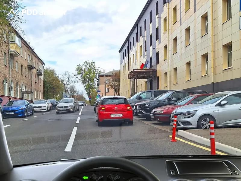 Должны ли Вы, управляя автомобилем, уступить дорогу встречному автомобилю в показанной ситуации?