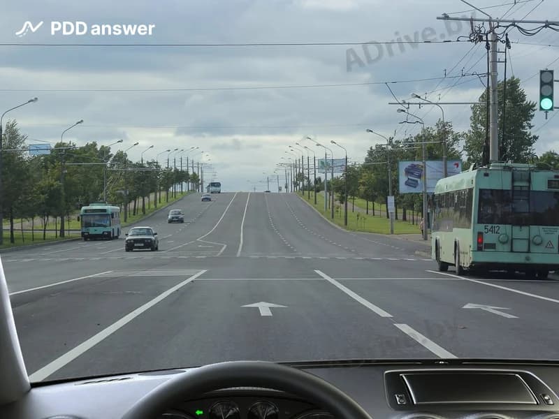 Разрешено ли Вам, управляя легковым автомобилем, в показанной ситуации совершить разворот?