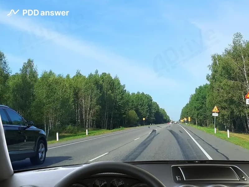 Что из перечисленного обязан выполнить водитель обгоняемого автомобиля?