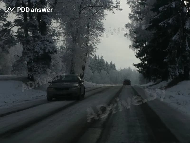 Как следует поступить водителю для улучшения видимости его автомобиля в светлое время суток в показанной ситуации?