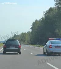 Разрешено ли выполнить опережение транспортного средства оперативного назначения с выключенными маячками синего и красного цветов?