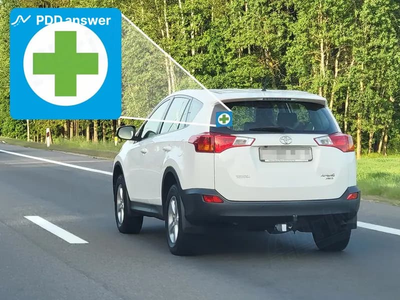 Что означает такой опознавательный знак, установленный на автомобиле?