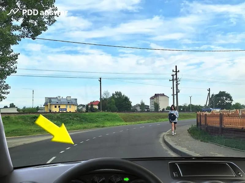 Что обозначают прерывистые линии горизонтальной дорожной разметки на перекрёстке в показанной ситуации?