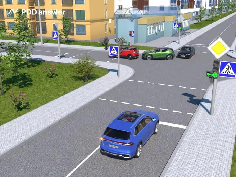 Как следует поступить водителю синего легкового автомобиля при включении дополнительной стрелки одновременно с зелёным сигналом светофора в показанной ситуации, если он намерен повернуть налево?